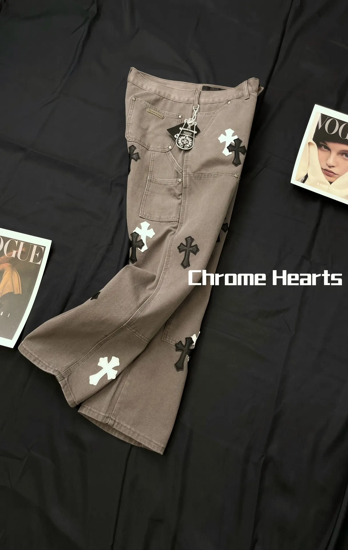 🅿️290 Correct version Item number: C01 Chrome Hearts CH double knee cross patch leather b01 version logging pants straight leg Sanskrit overalls, cabinet W level, patch cross pattern embellishment, high waist washed jeans! ! Absolutely high-end luxury products, 1.9W level god-level single products, super popular products, made with top heavy industry, a magic weapon that cannot be missed. About Zangyin, this is an extremely luxurious fashion brand, which can also be called the aristocrats of the high street. It has always been an exclusive brand for some hipsters or rich second generation. Compared with ordinary high streets, it is more luxurious and noble. Compared with luxury brands, it has a more fashionable personality and has always been a brand that I have a special liking for. Imported yarn is custom-woven into a high-density twill canvas, which ensures a crisp silhouette and a very delicate hand feel. It follows the B01 classic silhouette, with a crisp and stylish upper body. The ready-made garments are stone-milled and fermented, so they can be matched with any style. Buttons and zippers are made of authentic YKK retro metal products. Double-layer canvas on the front knees has perfect details. All hardware is customized.  Color #Gray Size #S-XL S Waist 77 Hips 102 Length 102 Opening 20 M Waist 81 Hips 106 Length 104 Opening 21 L Waist 85 Hips 110 Length 106 Opening 21.5 xL Waist 90 Hips 114 Length 108 Opening 22